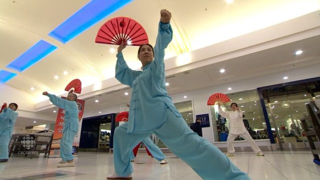 大型商场内组团打太极、跳广场舞,华人大爷大妈攻陷加拿大商场? | 加国地产资讯_18ca.com -第9张 大型商场内组团打太极、跳广场舞,华人大爷大妈攻陷加拿大商场? | 加国地产资讯_18ca.com -第9张