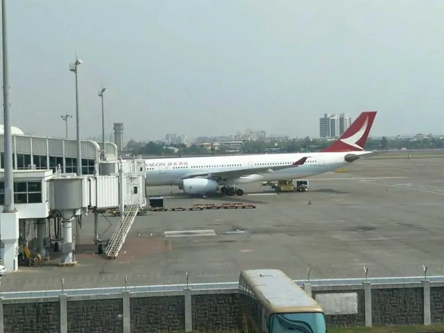 突发!317名乘客空中惊魂!港龙航空引擎起火迫降,这次是空客!乘客:像快解体 | 加国地产资讯 -第1张 突发!317名乘客空中惊魂!港龙航空引擎起火迫降,这次是空客!乘客:像快解体 | 加国地产资讯 -第1张